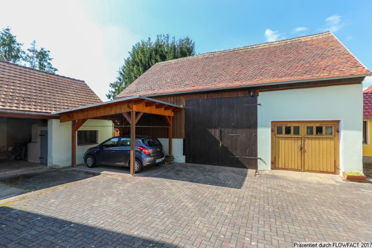 Blick auf Nebengelasse mit Carport