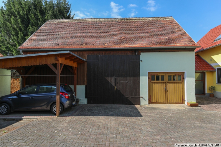 Blick auf Scheune und Garage
