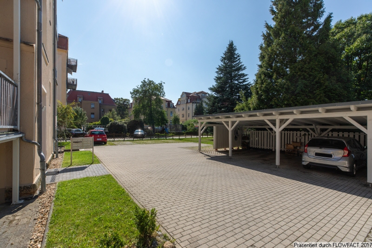 Hofbereich mit PKW Stellplätzen