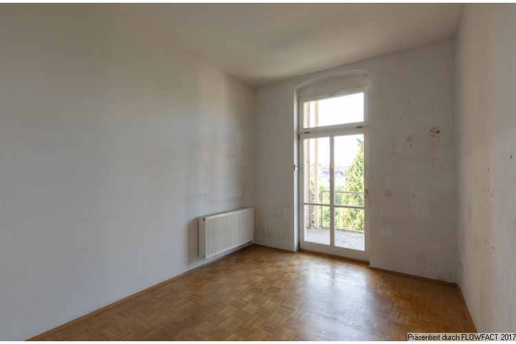 Wohnzimmer mit Austritt zum Balkon