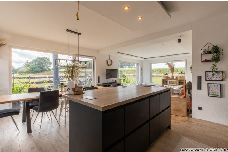 Küche mit Blick ins Wohnzimmer