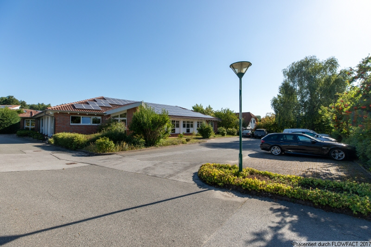 Süd-Ostansicht mit Parkflächen