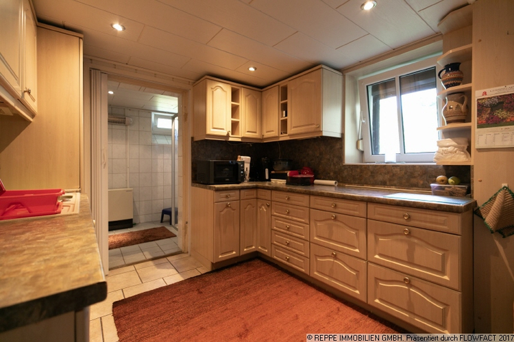 Küche mit Durchgang zum Bad