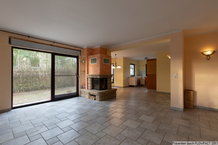 Wohnzimmer mit Kamin