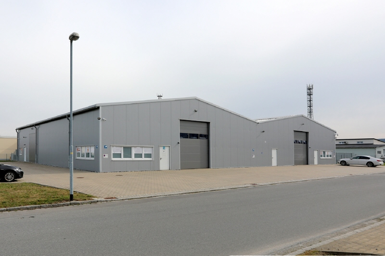 moderne Lagerhalle an der A4