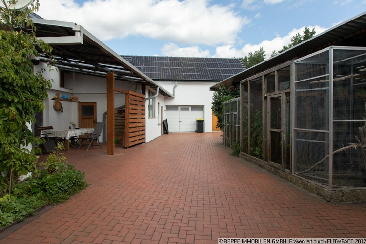 Innenhof mit Blick auf Garage