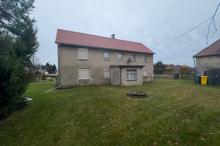 Blick auf das Wohnhaus vom Grundstück