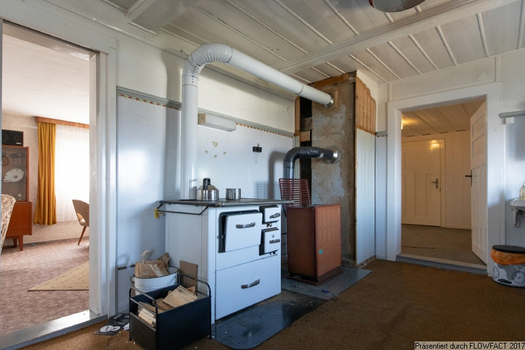 Küche im Obergeschoss mit Öl-Ofen