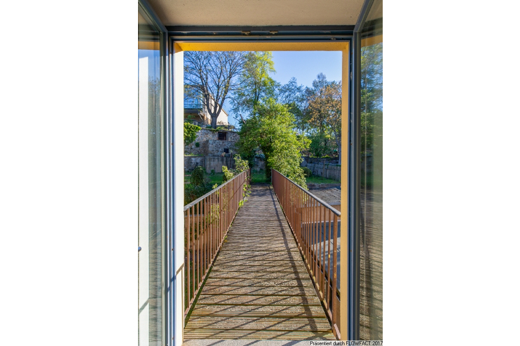Brücke in den Garten