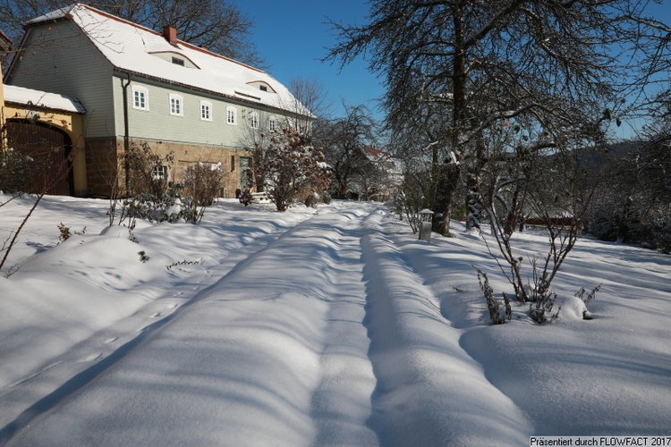 Winterbild der Hofeinfahrt